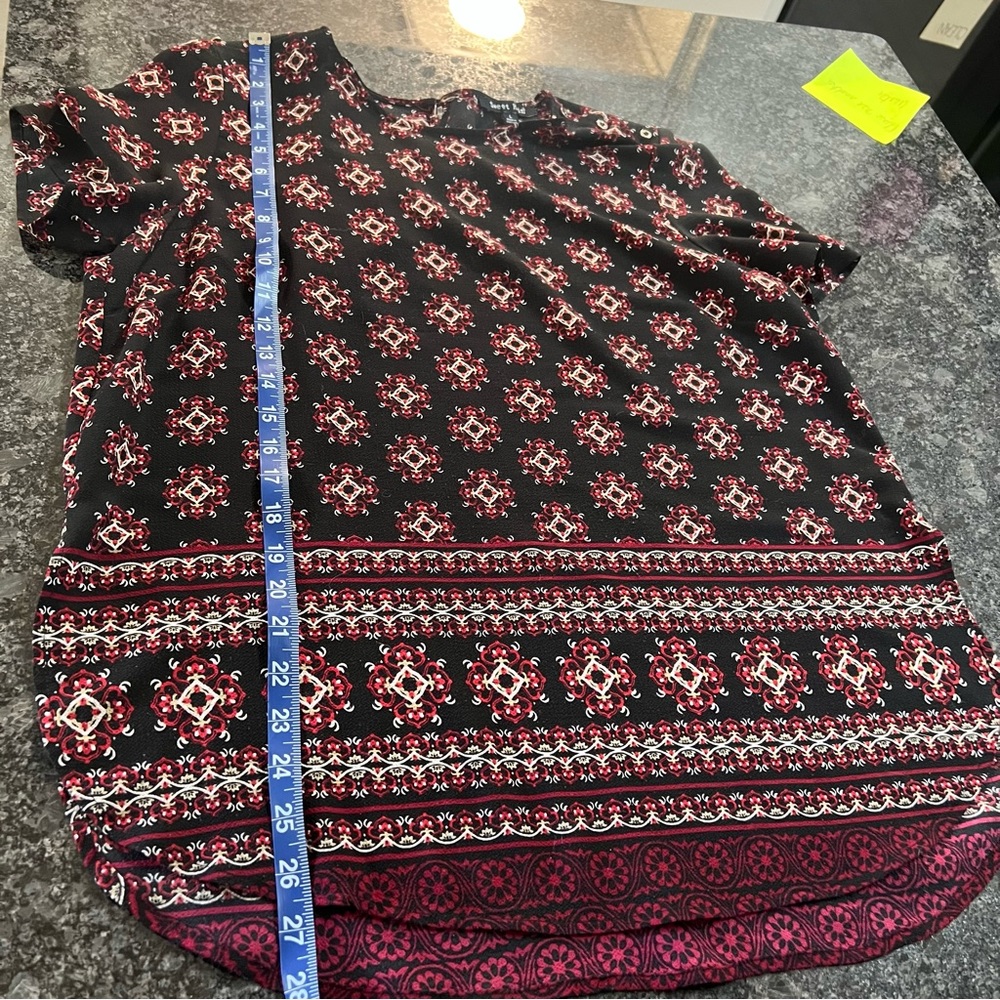 Size L. Short Sleeve lightweight blouse. U hem is figure flattering.